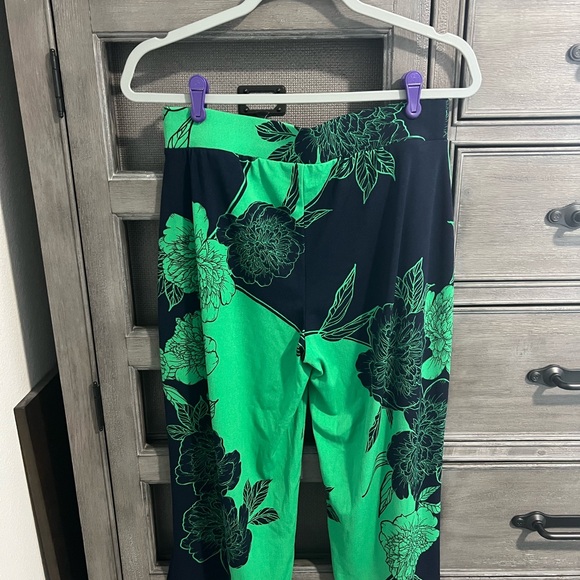 IMAN Global Chic Green and Black crop pant set with Bold Floral Design - Picture 6 of 12